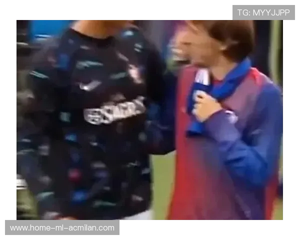 C罗被拍与老友骑行街头，健康生活方式被粉丝模仿