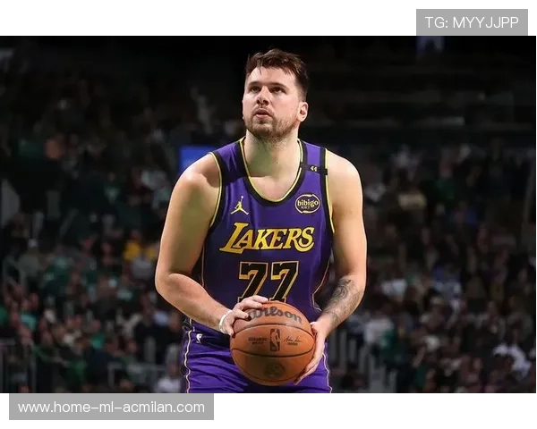 东契奇29+11+10：送约基奇式妙传被犯规后随手一扔超远命中，约契奇和东契奇合照