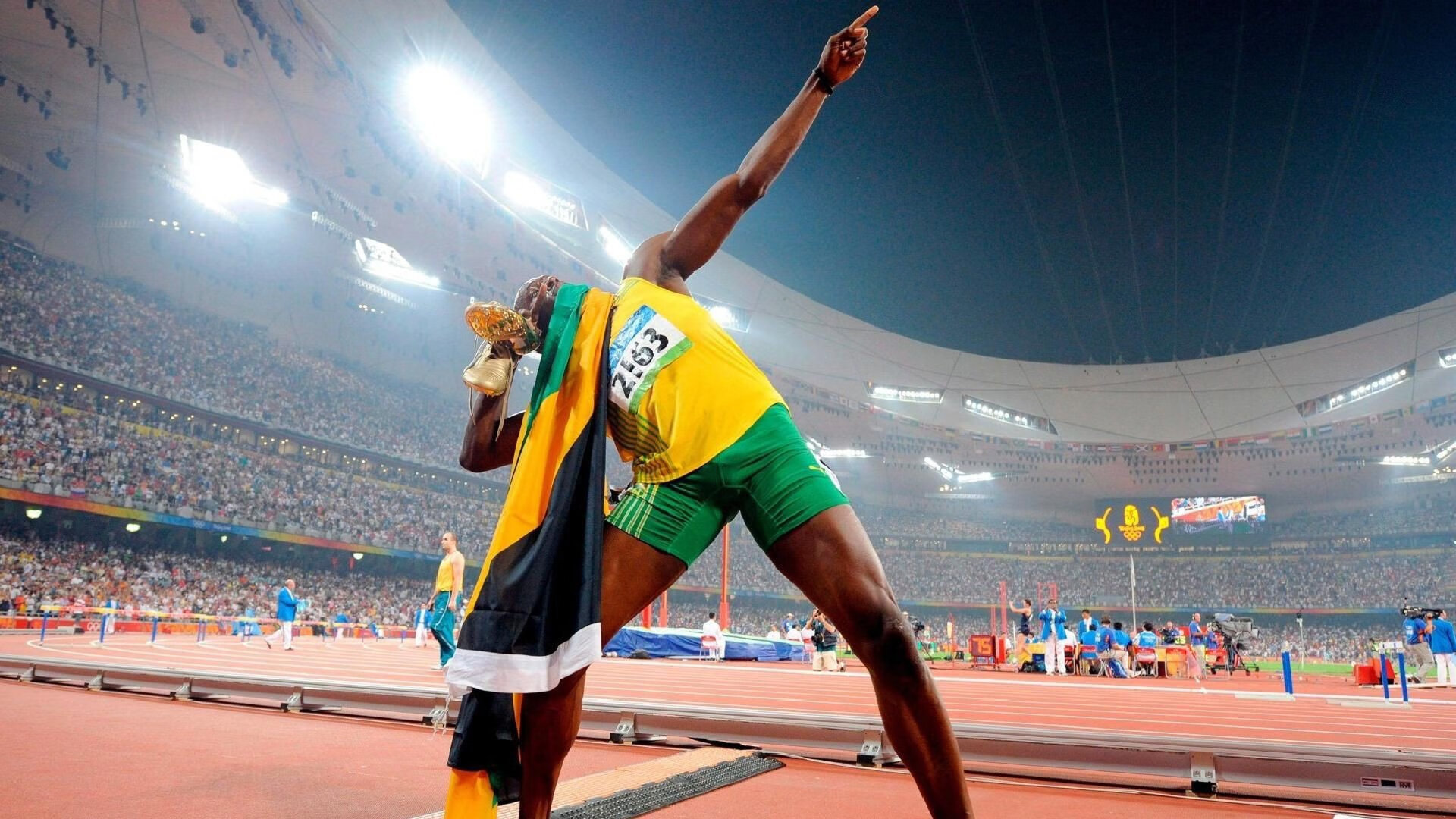 “华金·托比利亚的传球精准度与反应速度,帮助美洲狮队形成强大防线”