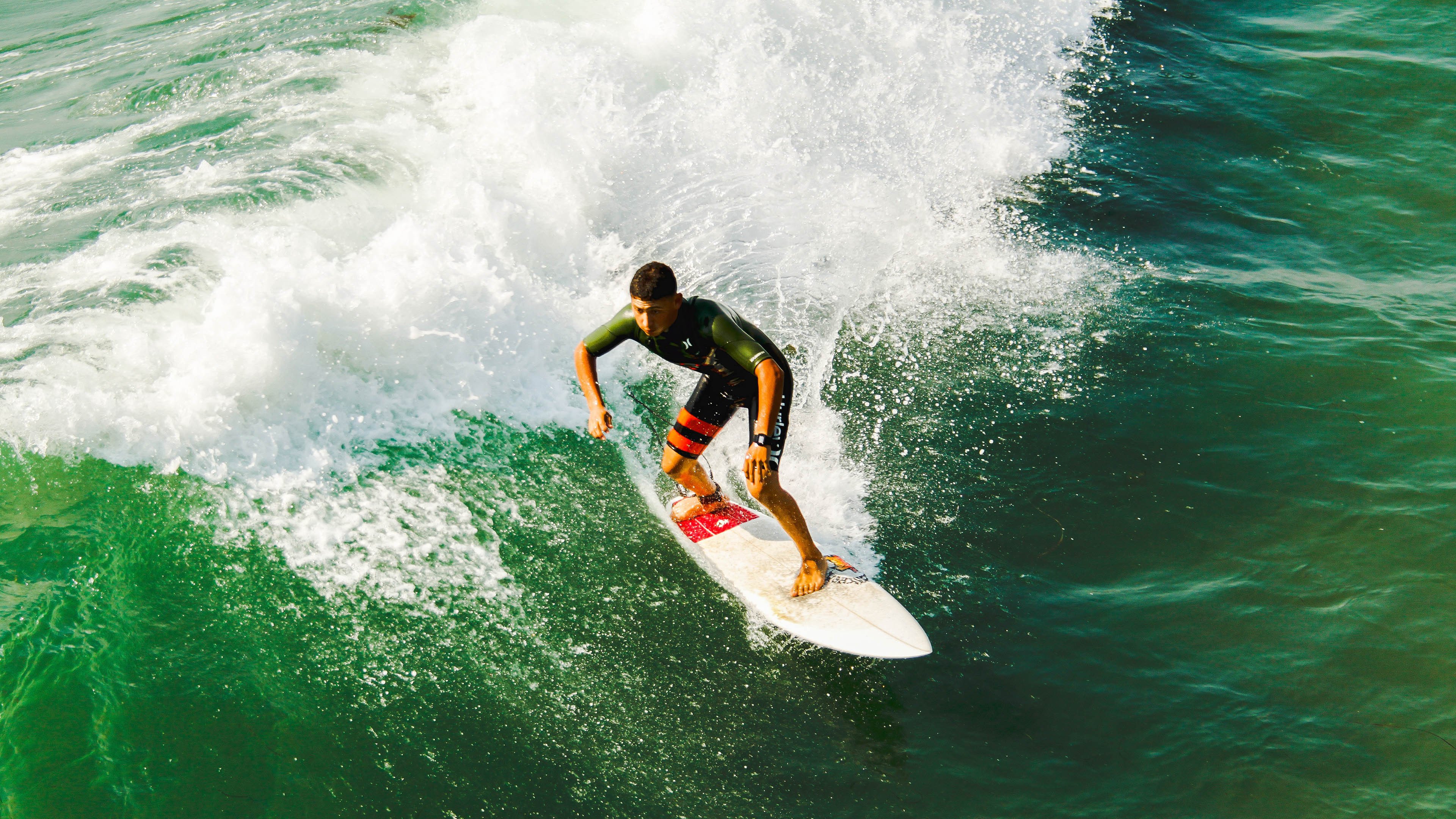 “快艇冲浪:东三叉湖赛场极速角逐,掀起水上运动的新浪潮”