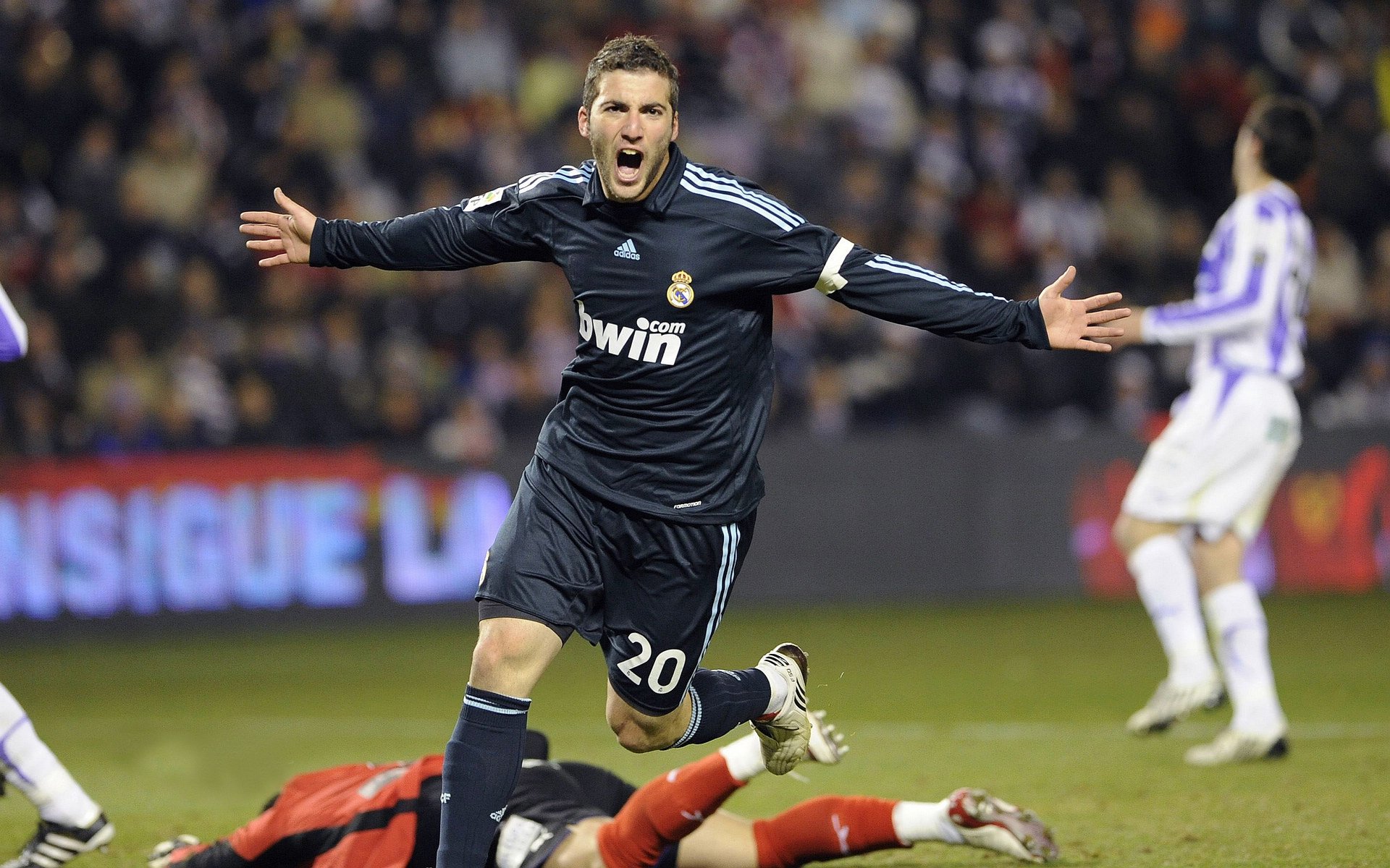 法兰克福边路起球精准助力得分，法兰克福队标含义